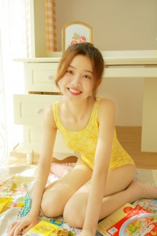 女性黑色蕾丝抹胸开叉短裙穿搭